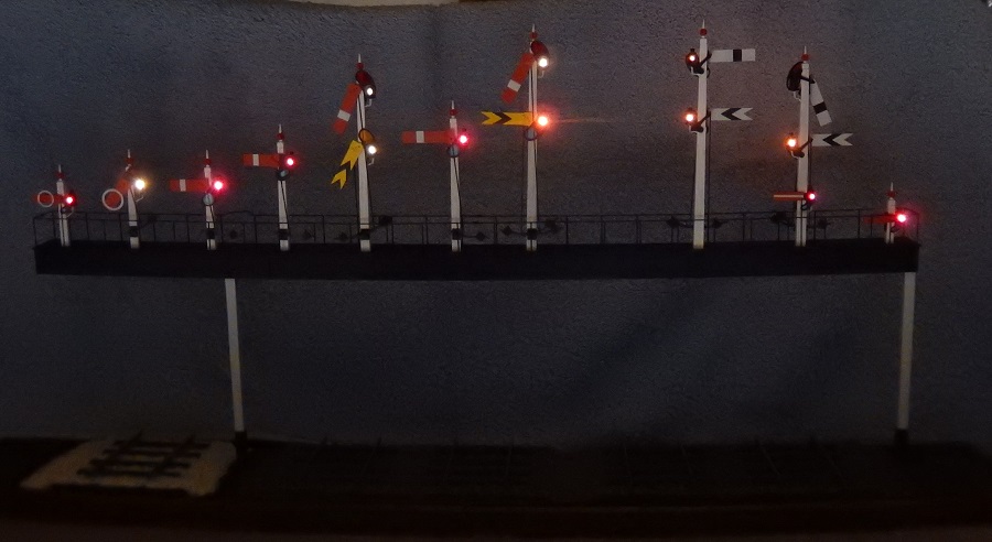 Signal lamps on a 7 mm scale GWR signal gantry